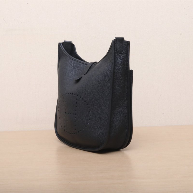 HERMES Evelyne小號2989黑色TC皮W刻銀扣肩背包-3