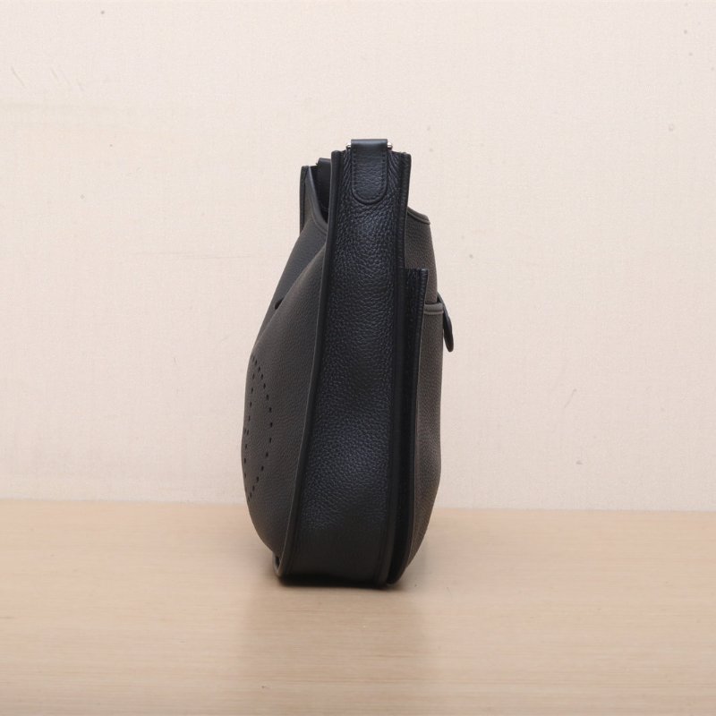 HERMES Evelyne小號2989黑色TC皮W刻銀扣肩背包-4