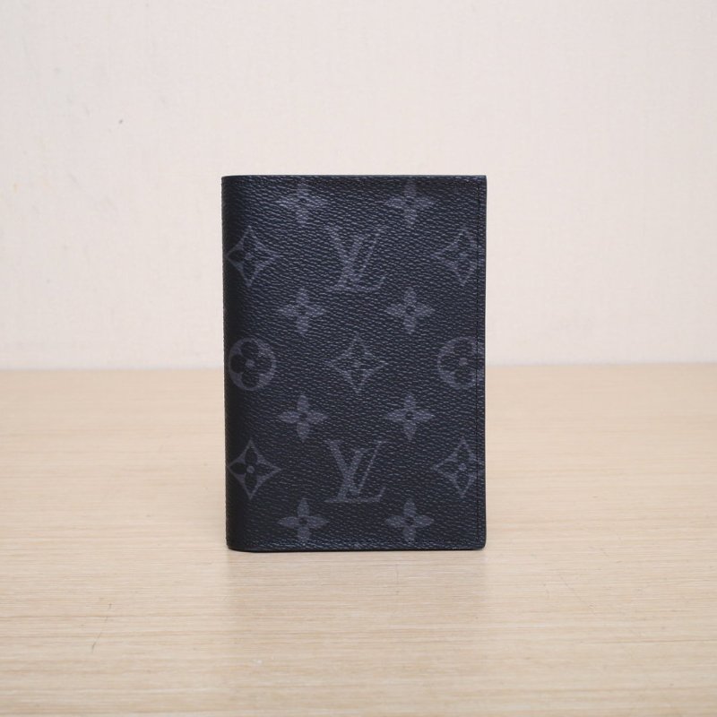 LOUIS VUITTON 老花PVC晶片黑色護照夾肩背包-1