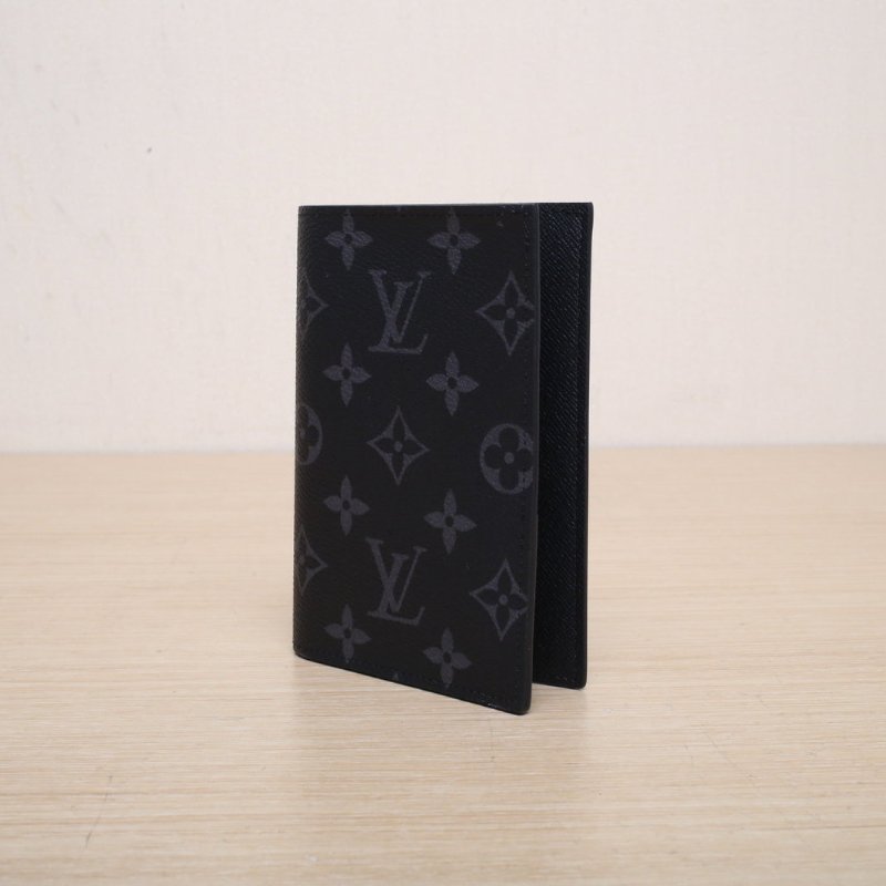 LOUIS VUITTON 老花PVC晶片黑色護照夾肩背包-2