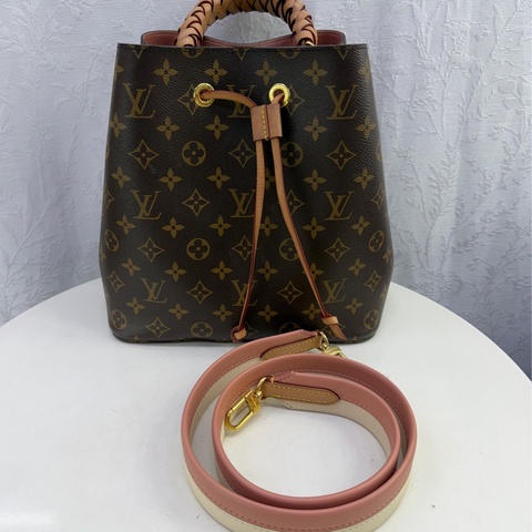 Louis Vuitton NéoNoé MM Monogram 帆布水桶包。