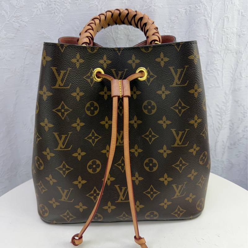 Louis Vuitton NéoNoé MM Monogram 帆布水桶包。-3
