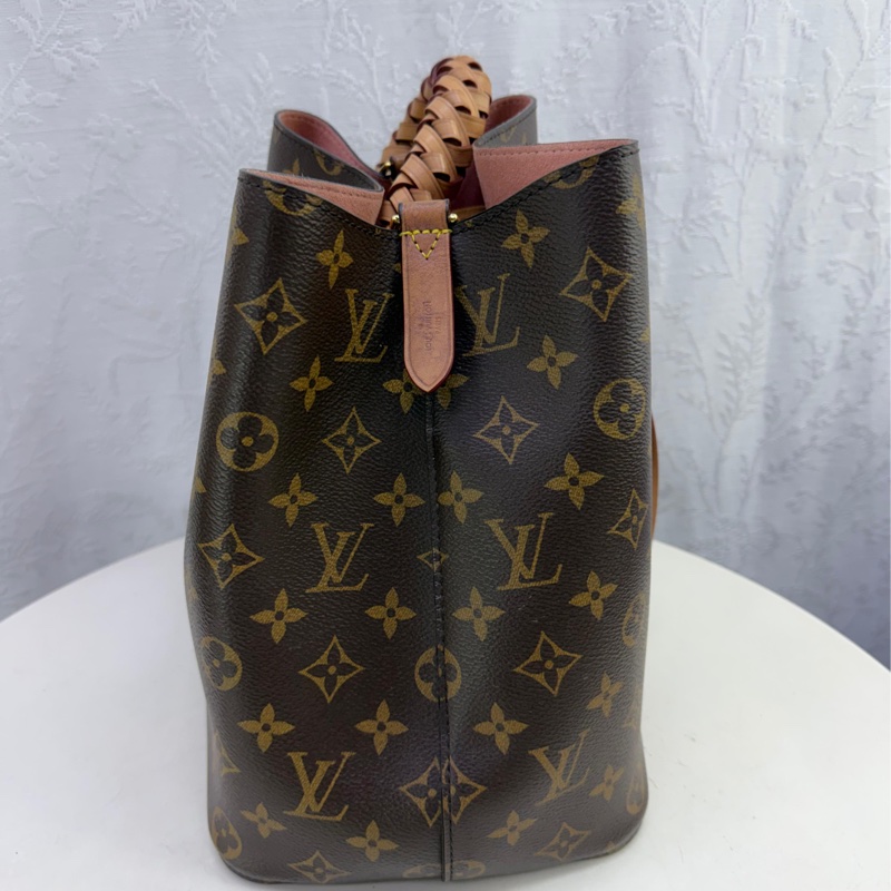 Louis Vuitton NéoNoé MM Monogram 帆布水桶包。-4