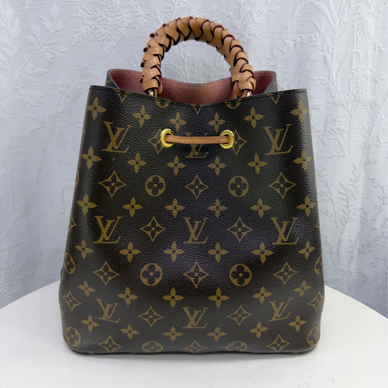 Louis Vuitton NéoNoé MM Monogram 帆布水桶包。-5
