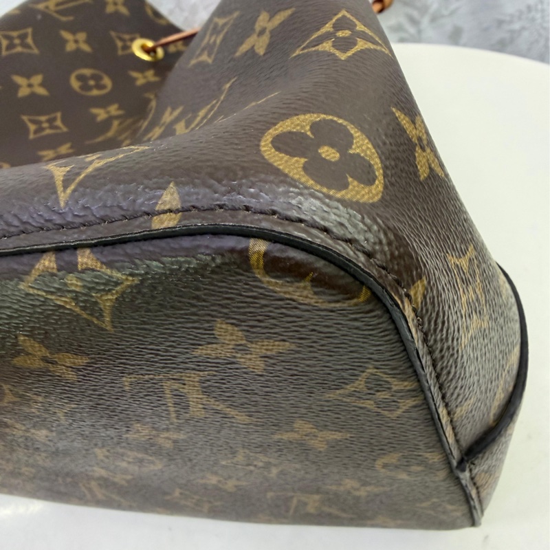 Louis Vuitton NéoNoé MM Monogram 帆布水桶包。-6