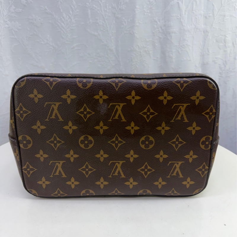 Louis Vuitton NéoNoé MM Monogram 帆布水桶包。-8