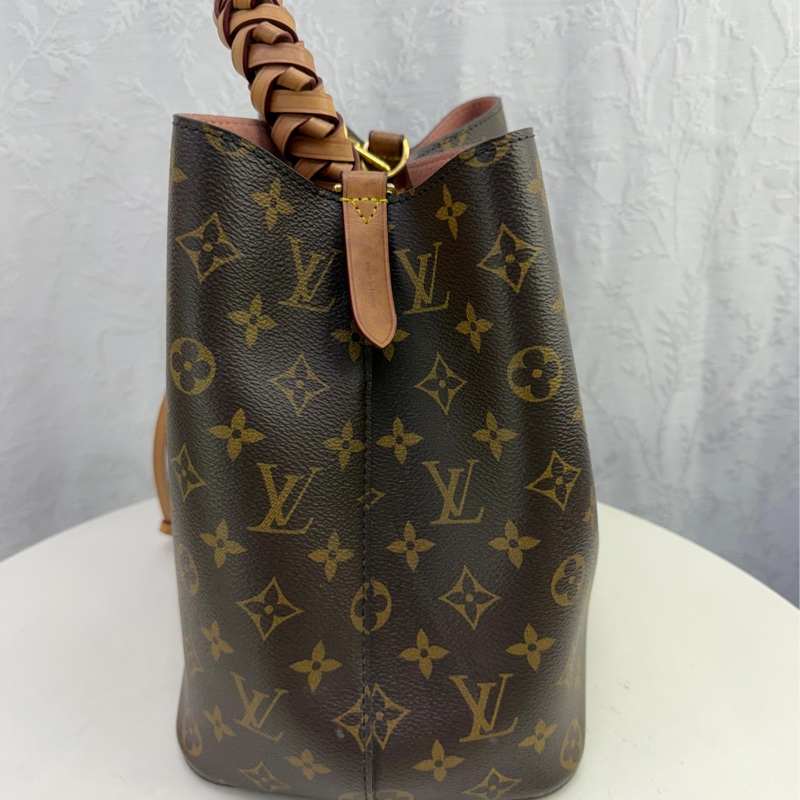 Louis Vuitton NéoNoé MM Monogram 帆布水桶包。-9