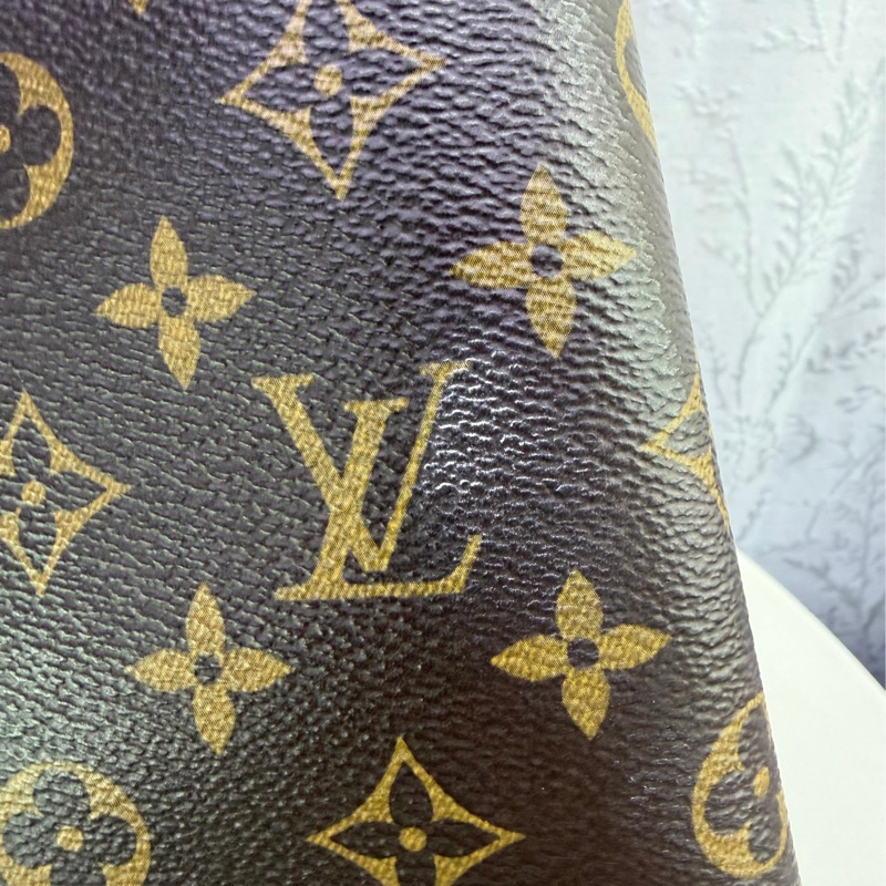 Louis Vuitton NéoNoé MM Monogram 帆布水桶包。-11