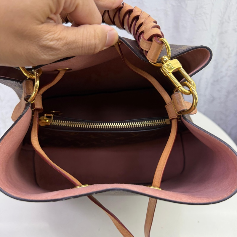 Louis Vuitton NéoNoé MM Monogram 帆布水桶包。-14