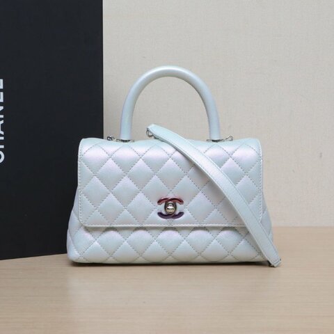 CHANEL CocoHandle小號24人魚姬色荔枝牛皮晶片開幻彩扣人魚姬炫彩淡藍色肩背包