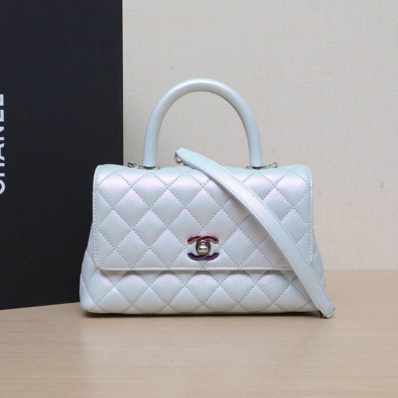 CHANEL CocoHandle小號24人魚姬色荔枝牛皮晶片開幻彩扣人魚姬炫彩淡藍色肩背包-0