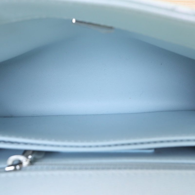 CHANEL CocoHandle小號24人魚姬色荔枝牛皮晶片開幻彩扣人魚姬炫彩淡藍色肩背包-3