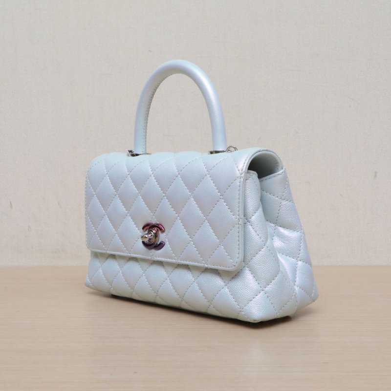 CHANEL CocoHandle小號24人魚姬色荔枝牛皮晶片開幻彩扣人魚姬炫彩淡藍色肩背包-4