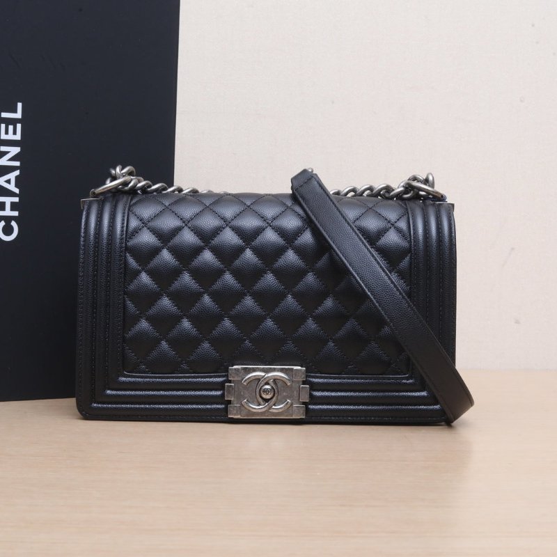 CHANEL Leboy中號25黑色荔枝牛皮晶片開銀扣菱格紋肩背包-0