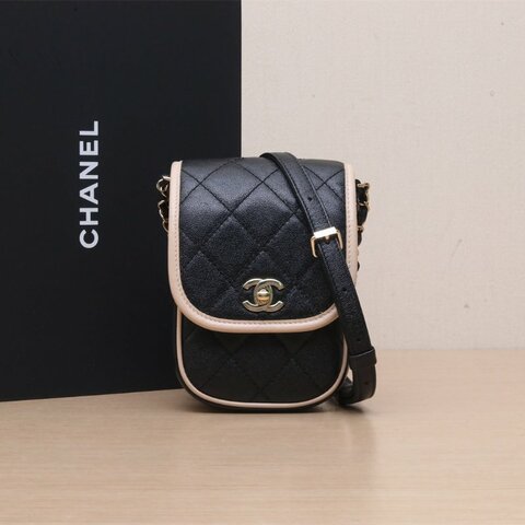 CHANEL 拼色荔枝牛皮31開金扣21春夏豎版手機包肩背包