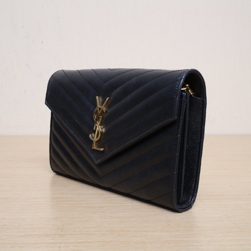 SAINT LAURENT CASSANDRA信封鏈條包22MATELASSV紋黑色荔枝牛皮金扣肩背包-4