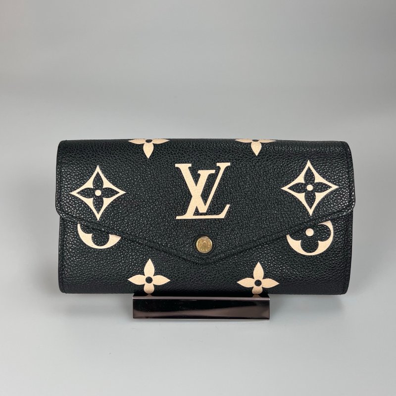 LV M80496/晶片款 Sarah黑壓紋信封掀蓋長夾-0