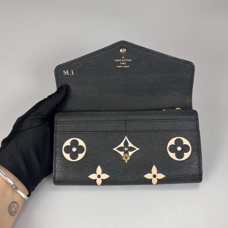 LV M80496/晶片款 Sarah黑壓紋信封掀蓋長夾-4