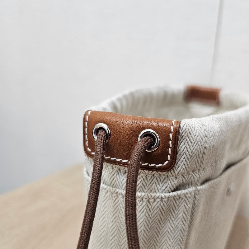 [好物出清❣️] Hermes 米白帆布Fourbi20收納化妝包-2