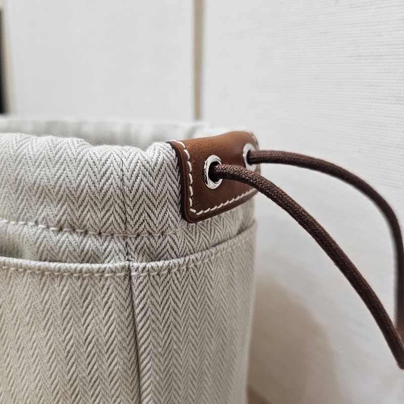 [好物出清❣️] Hermes 米白帆布Fourbi20收納化妝包-4