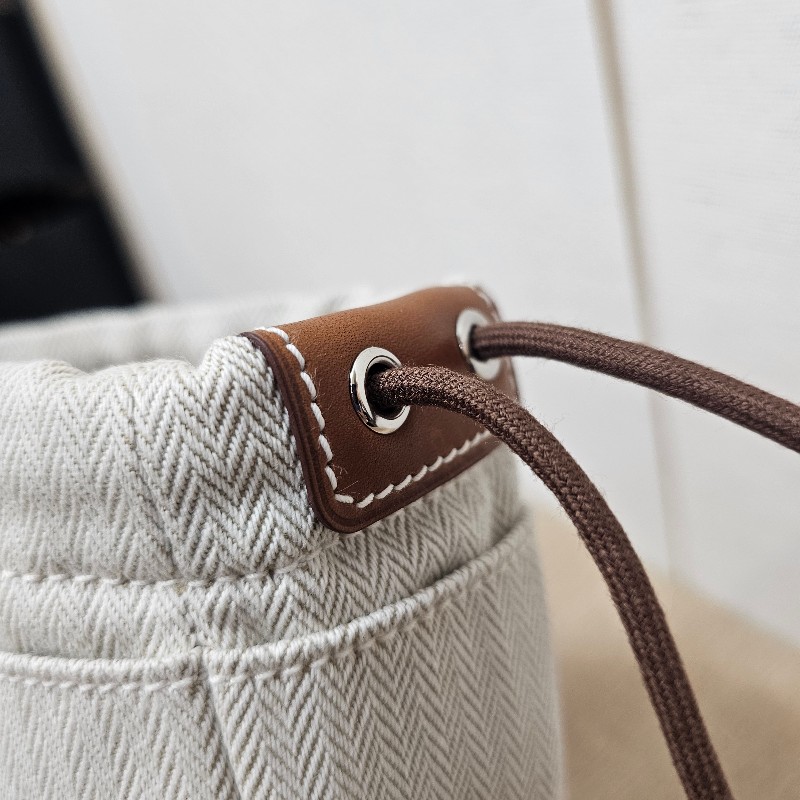 [好物出清❣️] Hermes 米白帆布Fourbi20收納化妝包-16