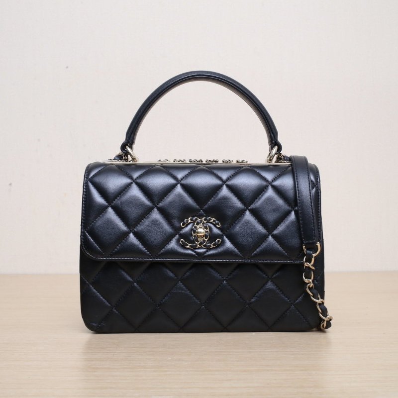 CHANEL TrendyCC手提風琴包小號25黑色羊皮晶片開金扣肩背包-1