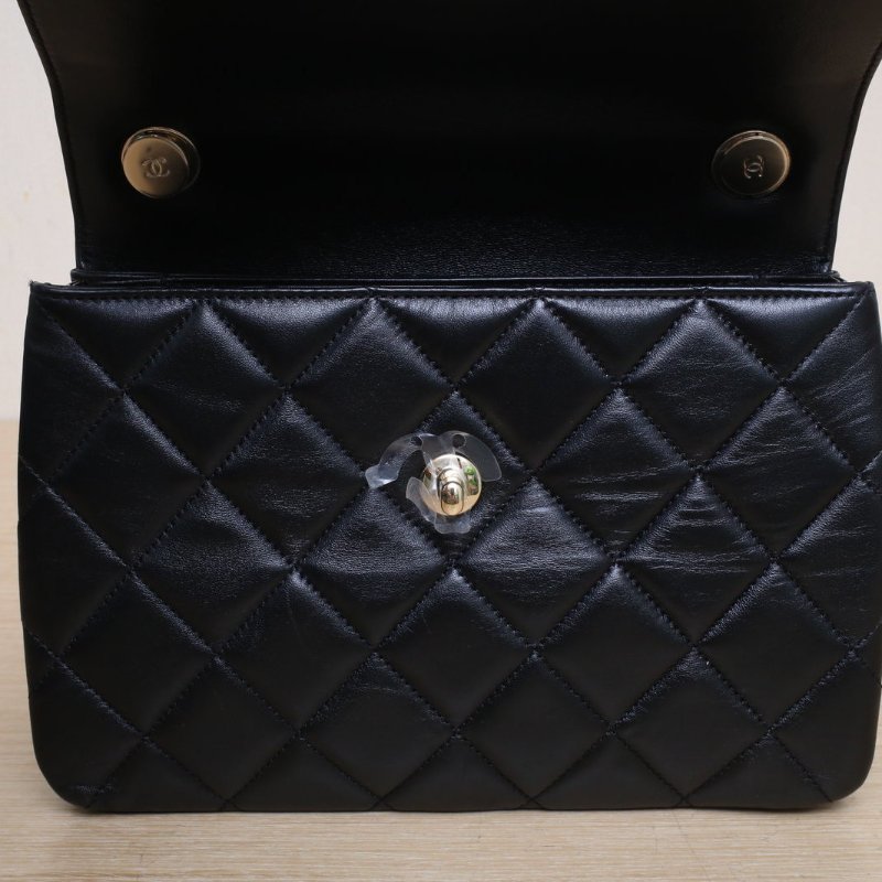 CHANEL TrendyCC手提風琴包小號25黑色羊皮晶片開金扣肩背包-3