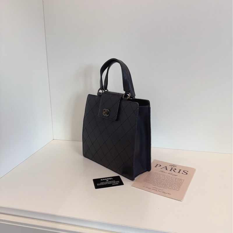 ❤️Chanel 中古黑色外縫線 竪版菱格手提包 小琴譜設計 兩側圓環可加肩帶斜挎 包型立挺 日常收納足夠-2