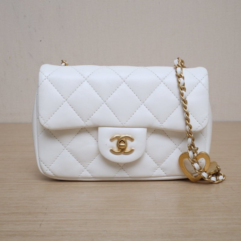 CHANEL 22BCF口蓋包17白色羊皮晶片開金扣金屬愛心LOGO皮穿鏈肩背包-1