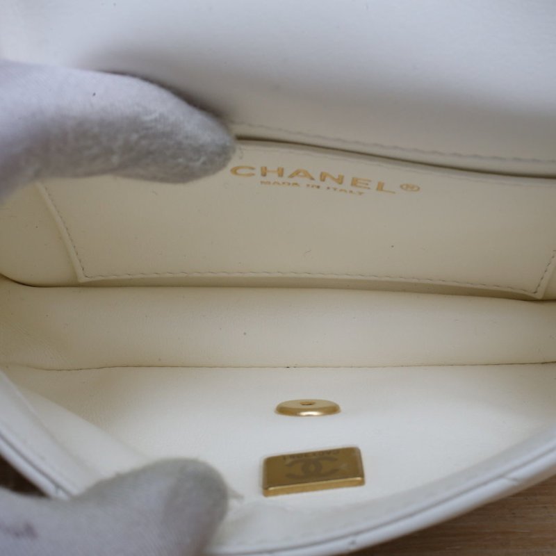 CHANEL 22BCF口蓋包17白色羊皮晶片開金扣金屬愛心LOGO皮穿鏈肩背包-4