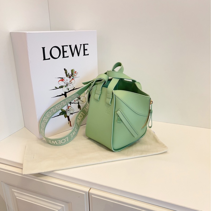 【99新🆕】Loewe 新款Hammock秋葵綠釉 金扣 全logo刺繡寬肩帶 吊床包 小號 手提包 斜挎包 單肩包-1