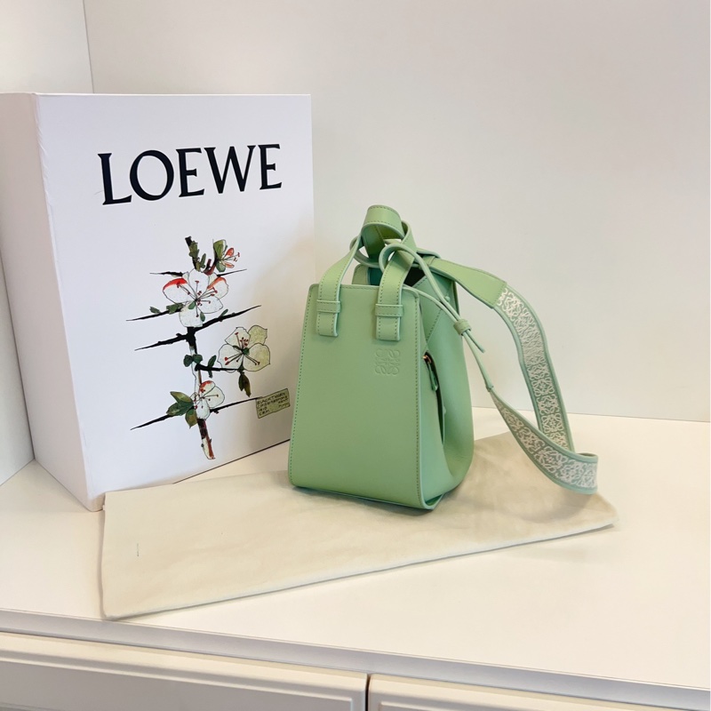 【99新🆕】Loewe 新款Hammock秋葵綠釉 金扣 全logo刺繡寬肩帶 吊床包 小號 手提包 斜挎包 單肩包-2