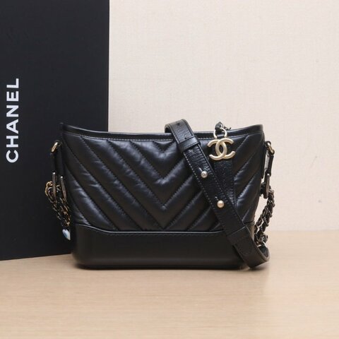 CHANEL GABRIELLE流浪小號20黑色牛皮26開金銀扣V紋肩背包