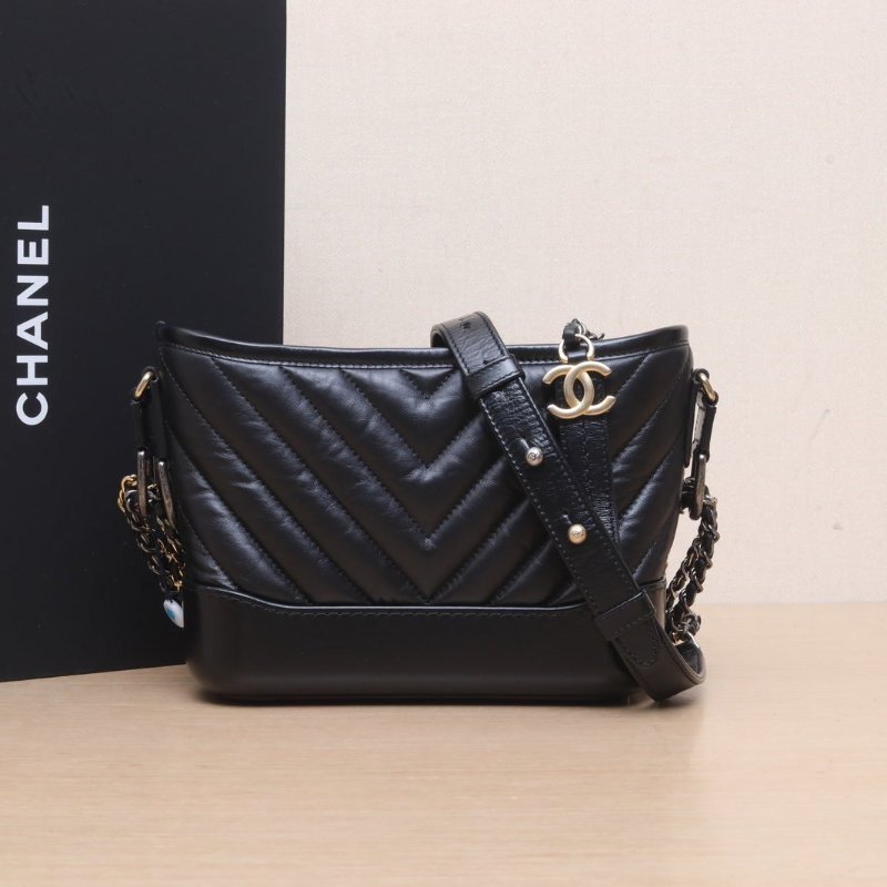 CHANEL GABRIELLE流浪小號20黑色牛皮26開金銀扣V紋肩背包-0