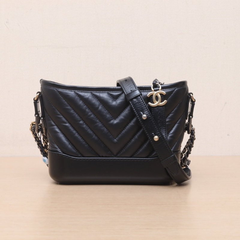 CHANEL GABRIELLE流浪小號20黑色牛皮26開金銀扣V紋肩背包-1