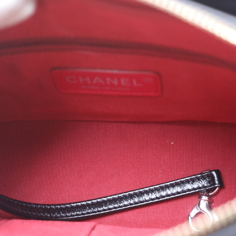 CHANEL GABRIELLE流浪小號20黑色牛皮26開金銀扣V紋肩背包-2