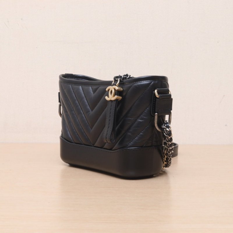 CHANEL GABRIELLE流浪小號20黑色牛皮26開金銀扣V紋肩背包-3