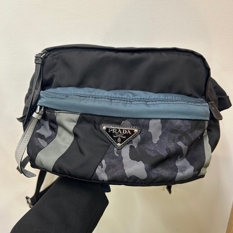 Prada 黑迷彩尼龍三層胸口包