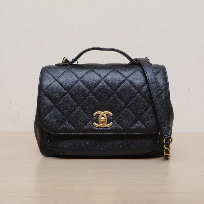 CHANEL BusinessAffinity口蓋郵差包配手柄中號23黑色荔枝牛皮23開金扣肩背包-1