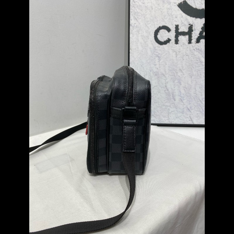 LV Utility黑色棋盤格郵差包斜背包-2