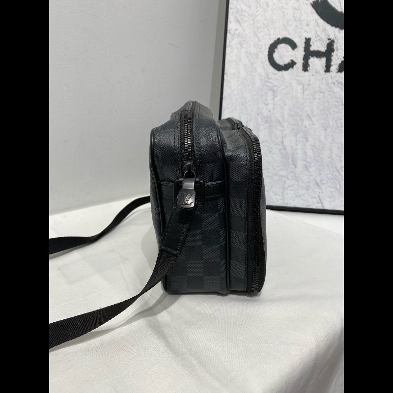 LV Utility黑色棋盤格郵差包斜背包-4