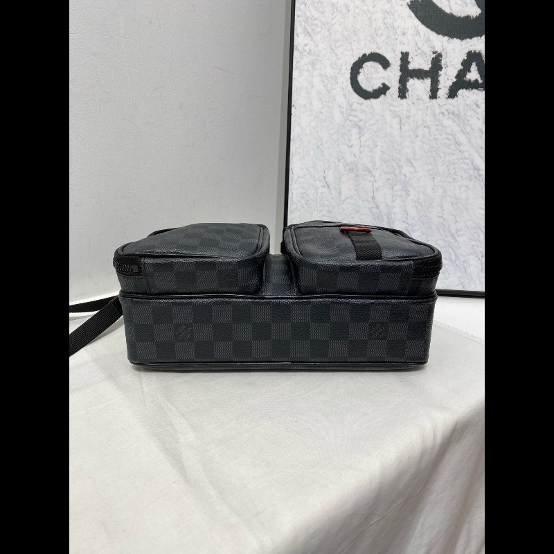 LV Utility黑色棋盤格郵差包斜背包-5