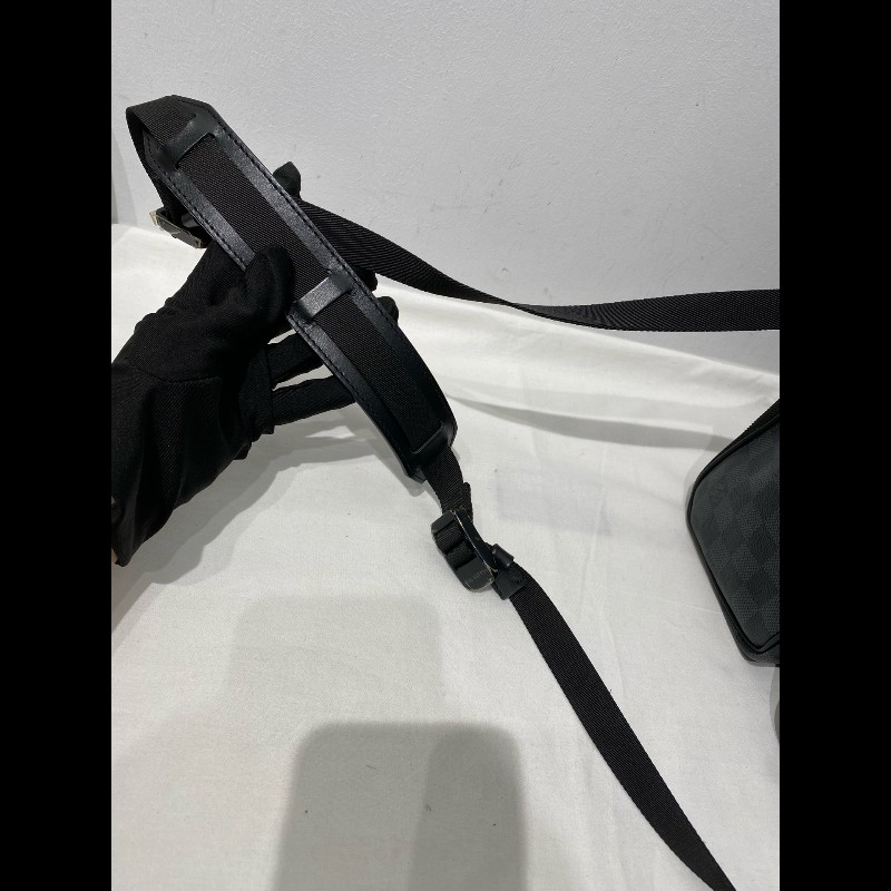 LV Utility黑色棋盤格郵差包斜背包-7