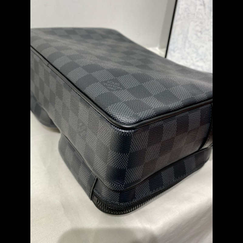 LV Utility黑色棋盤格郵差包斜背包-8