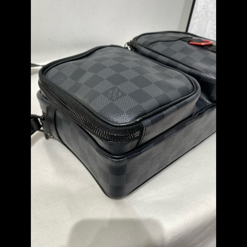 LV Utility黑色棋盤格郵差包斜背包-17