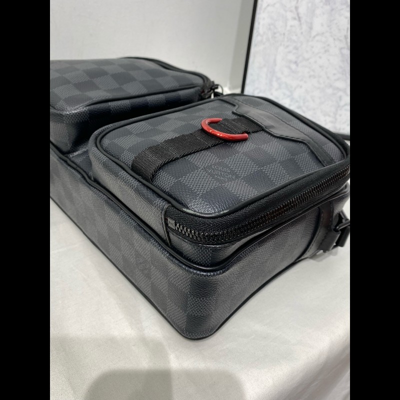 LV Utility黑色棋盤格郵差包斜背包-18
