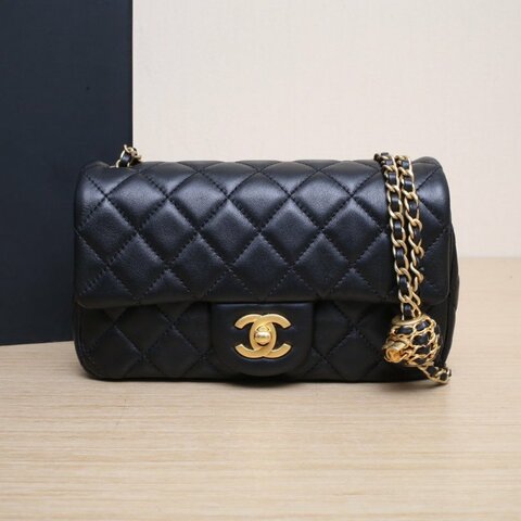 CHANEL 22SCF口蓋包大Mini20黑色羊皮晶片開金扣核桃金球肩帶肩背包