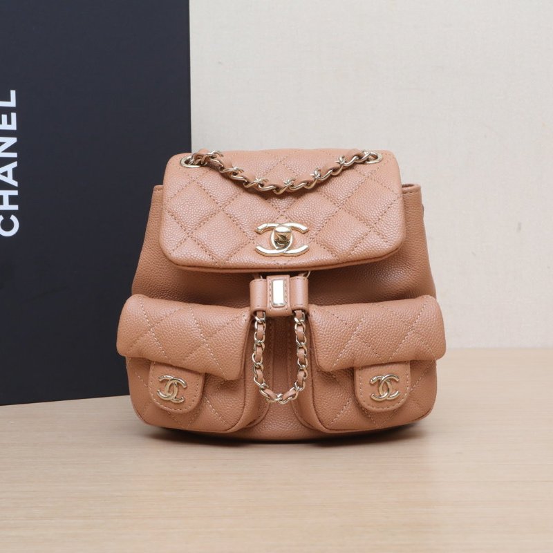 CHANEL Duma抽繩口蓋雙肩包雙口袋奶茶色荔枝牛皮晶片開淺金扣肩背包-0