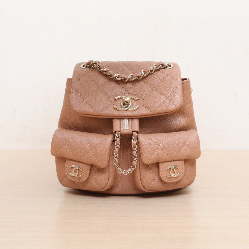 CHANEL Duma抽繩口蓋雙肩包雙口袋奶茶色荔枝牛皮晶片開淺金扣肩背包-1