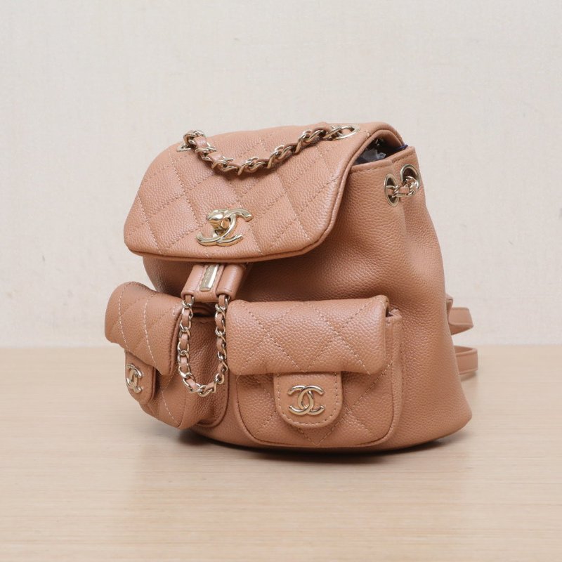 CHANEL Duma抽繩口蓋雙肩包雙口袋奶茶色荔枝牛皮晶片開淺金扣肩背包-3